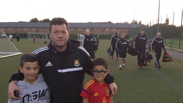 Ο Ορλάντο με τον Χακάν Χουσεΐν, τον Τούρκο σκάουτερ που τον οδήγησε στις Ακαδημίες της Γουέστ Χαμ