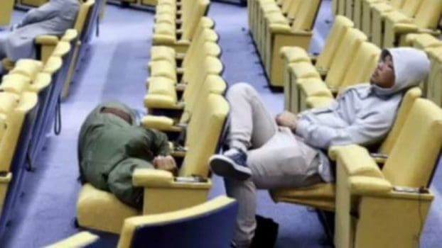 dimosiografoi-sleeping