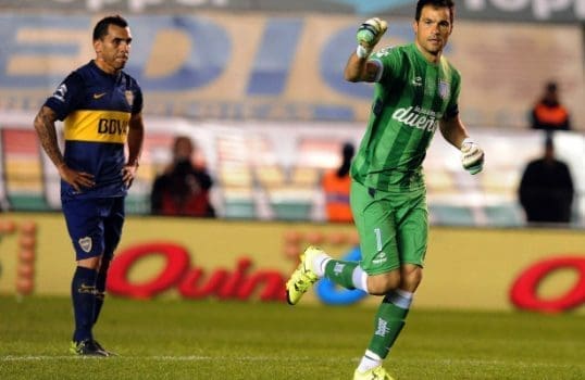 Buenos Aires, Boca Juniors cae ante  Racing Club por 3 a 1 y y se aleja de  la posibilidad de sumar su 25to. titulo profesional en la fecha 28va. fecha del torneo de Primera División. Sebastián Saja festeja su gol, el tercero a favor de la `Academia´ convertido de tiro penal. Foto: Julián Alvarez/Télam/cf 18/10/2015